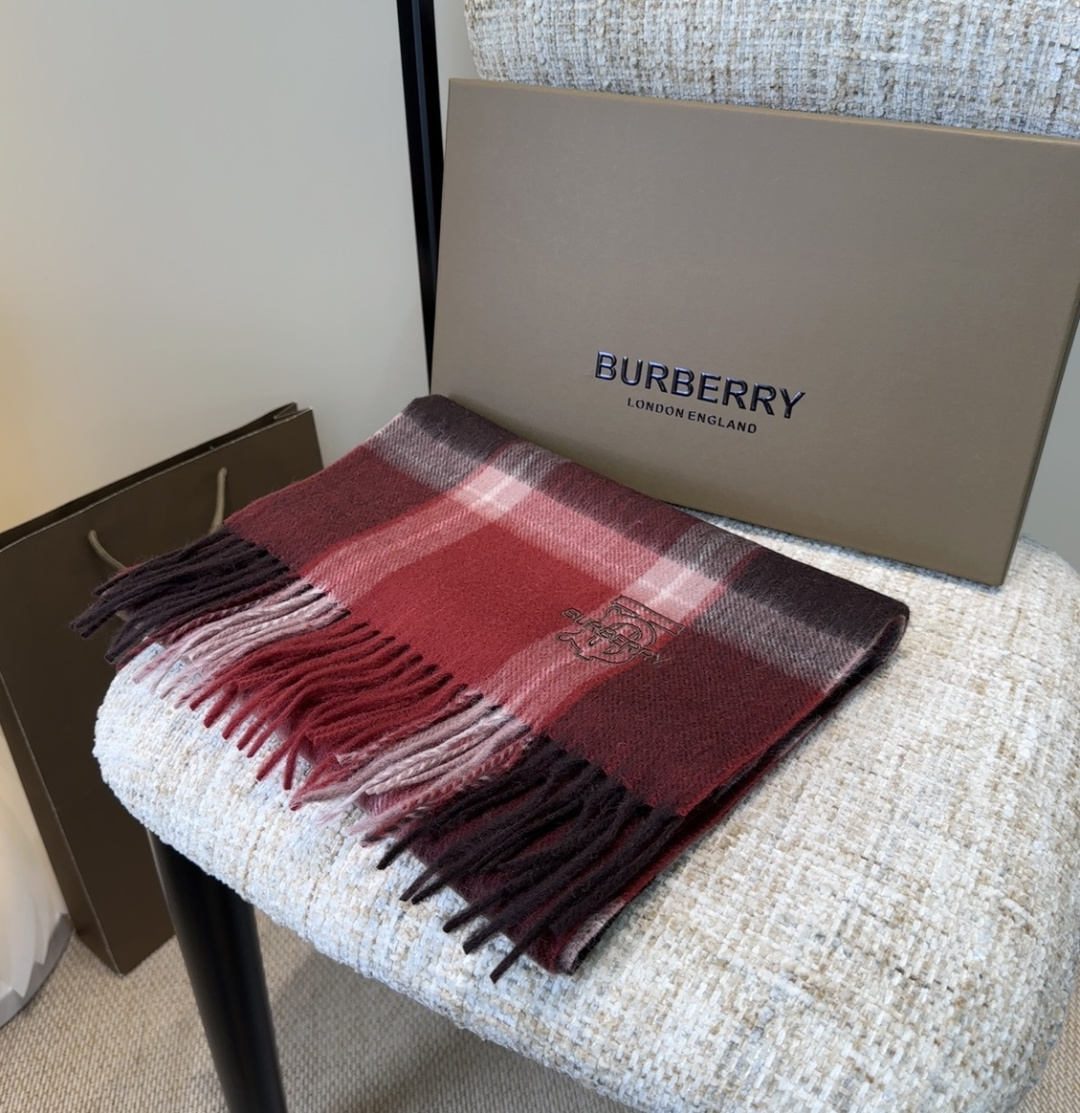 Burberry · 巴宝莉格子围巾❗️好看的要疯掉了，太有型太有魅力了❗️❗️非常斯文时尚的秋冬单品！