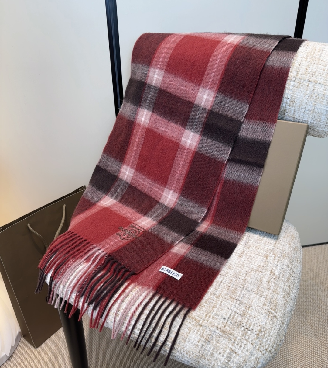 Burberry · 巴宝莉格子围巾❗️好看的要疯掉了，太有型太有魅力了❗️❗️非常斯文时尚的秋冬单品！