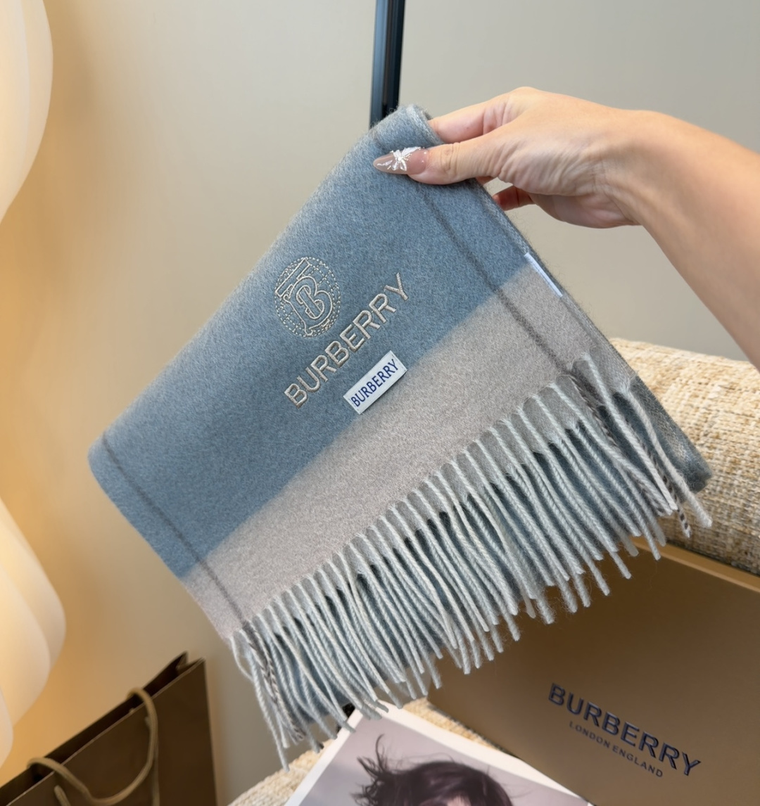 Burberry · 巴宝莉围巾❗️好看的要疯掉了，太有型太有魅力了❗️❗️非常斯文时尚的秋冬单品！真的