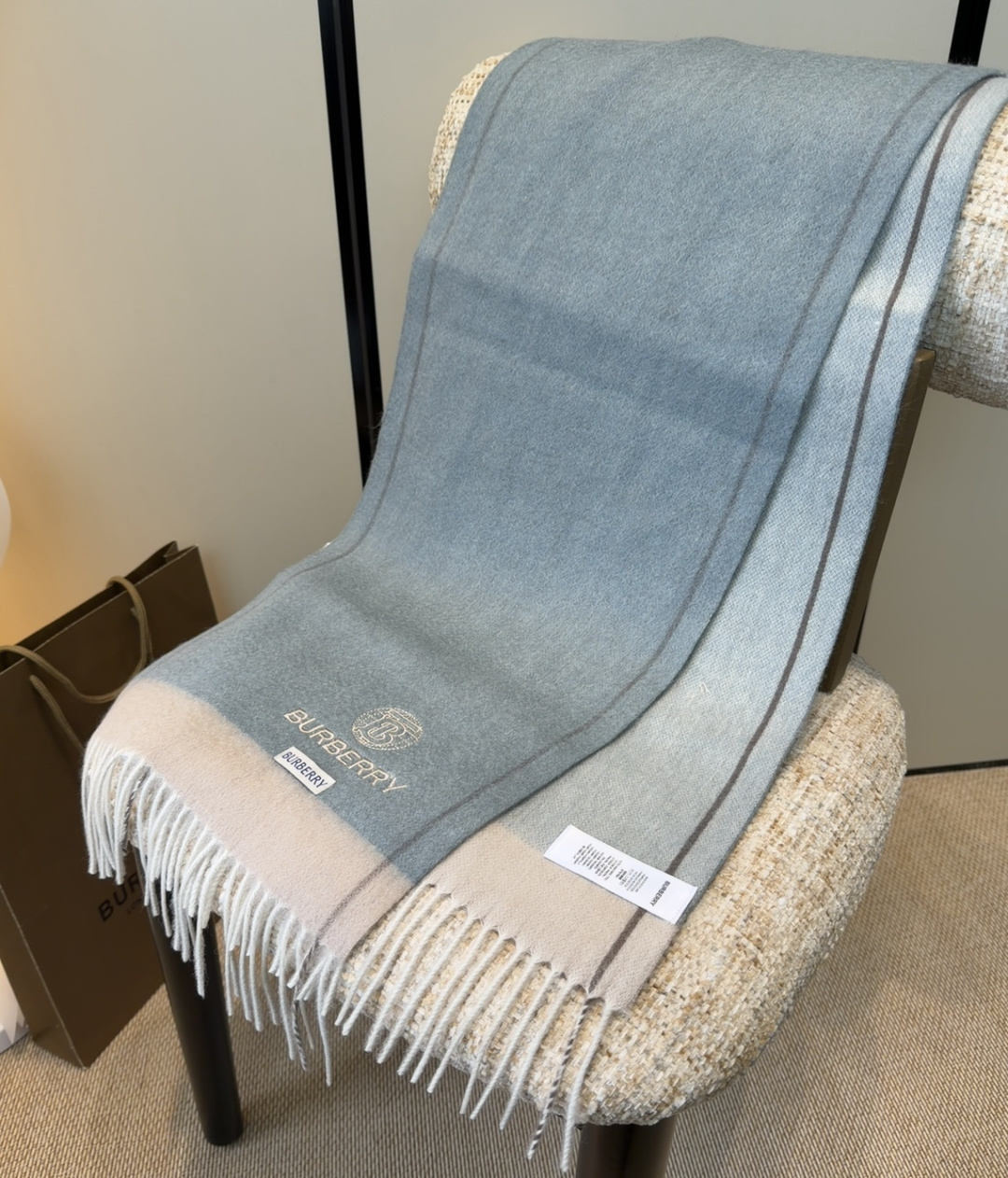 Burberry · 巴宝莉围巾❗️好看的要疯掉了，太有型太有魅力了❗️❗️非常斯文时尚的秋冬单品！真的