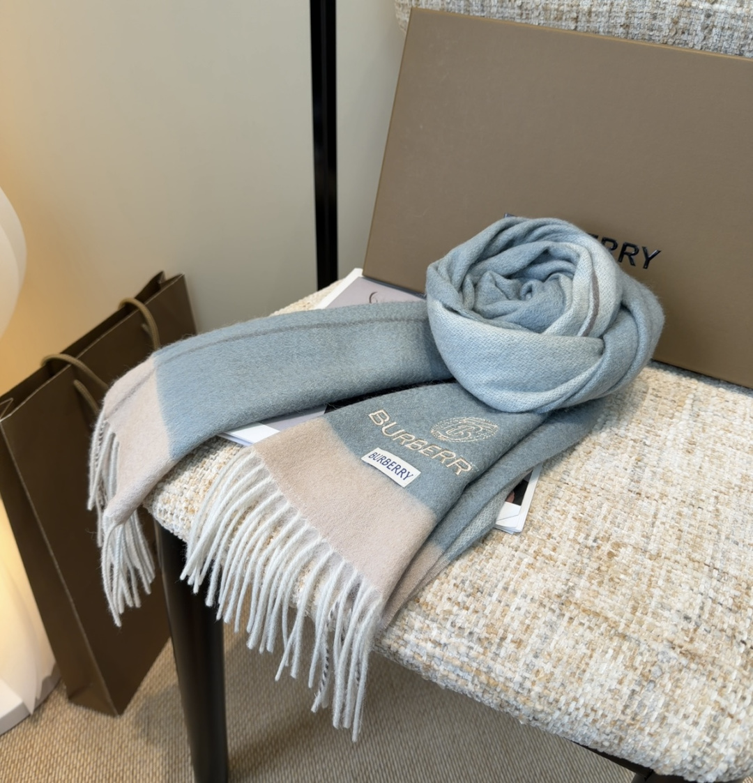 Burberry · 巴宝莉围巾❗️好看的要疯掉了，太有型太有魅力了❗️❗️非常斯文时尚的秋冬单品！真的