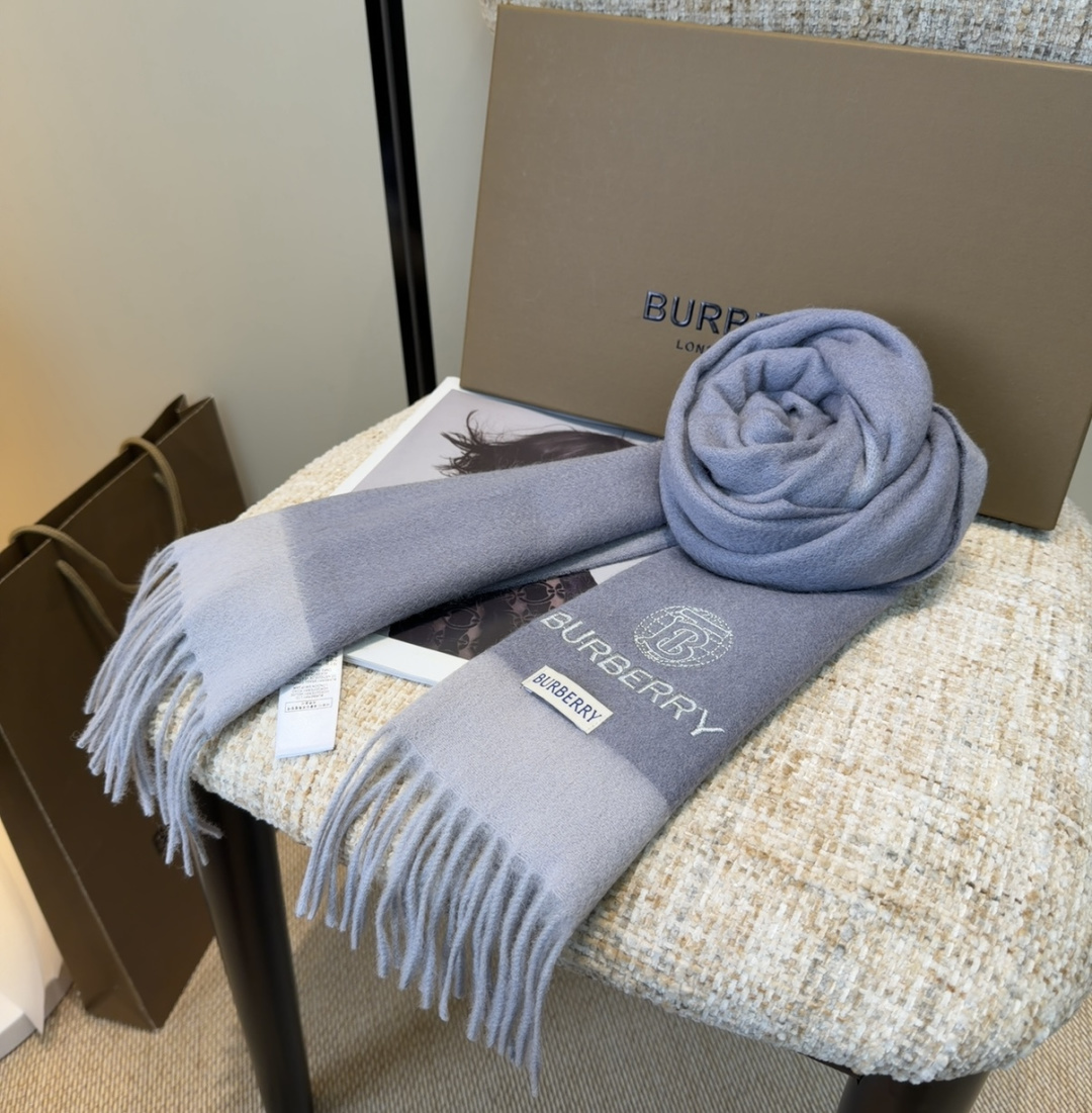 Burberry · 巴宝莉围巾❗️好看的要疯掉了，太有型太有魅力了❗️❗️非常斯文时尚的秋冬单品！真的