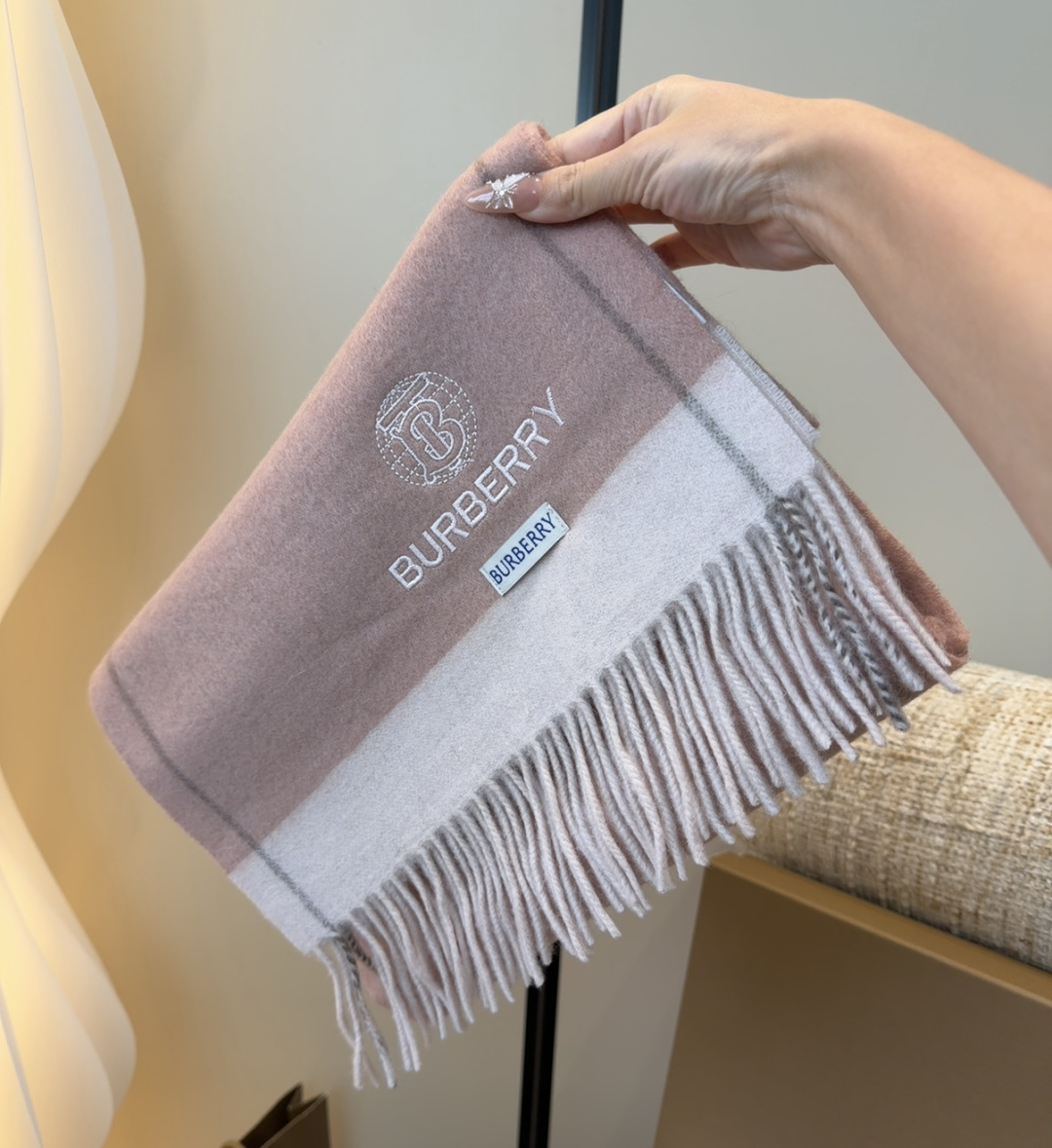 Burberry · 巴宝莉围巾❗️好看的要疯掉了，太有型太有魅力了❗️❗️非常斯文时尚的秋冬单品！真的