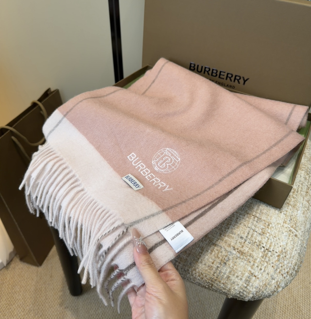 Burberry · 巴宝莉围巾❗️好看的要疯掉了，太有型太有魅力了❗️❗️非常斯文时尚的秋冬单品！真的