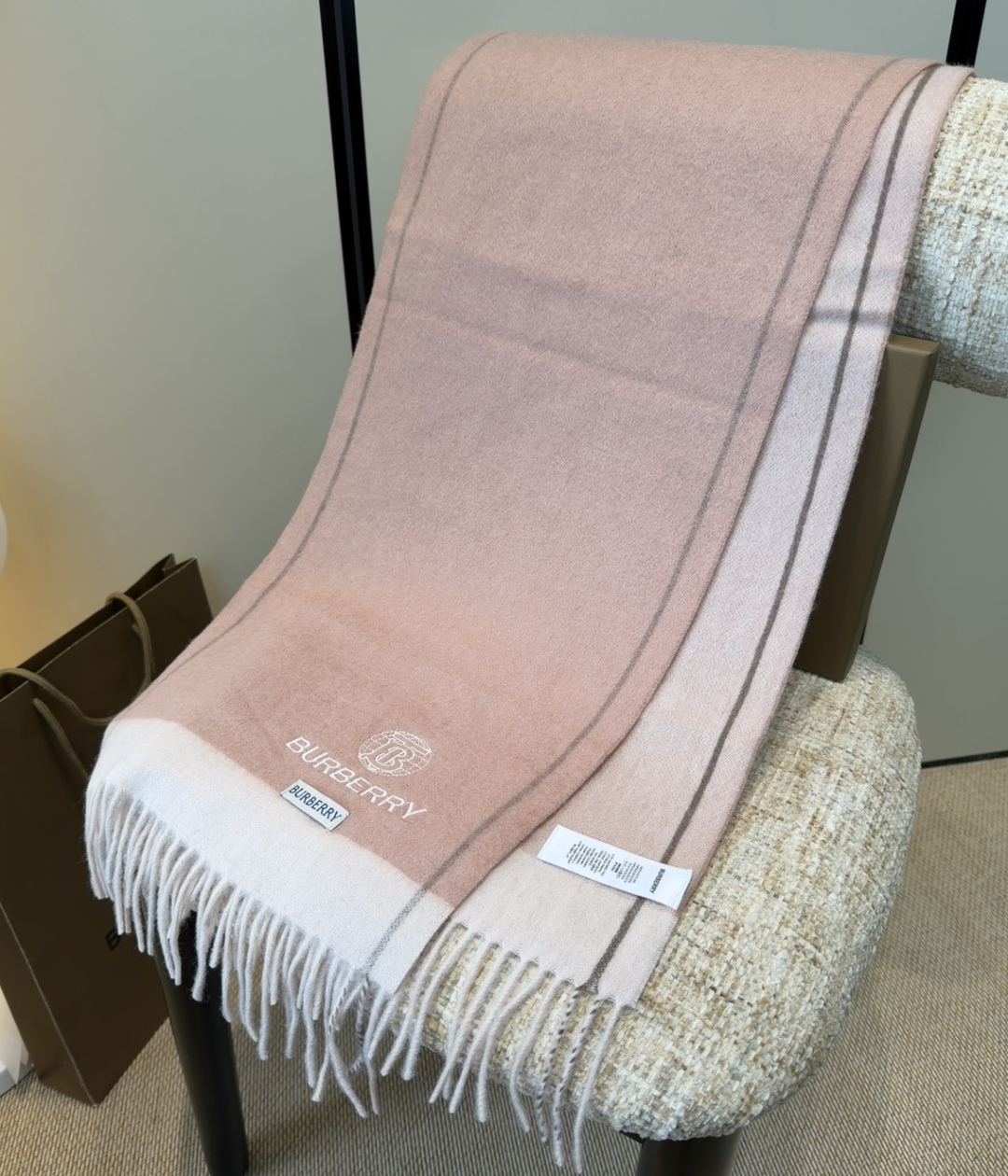 Burberry · 巴宝莉围巾❗️好看的要疯掉了，太有型太有魅力了❗️❗️非常斯文时尚的秋冬单品！真的