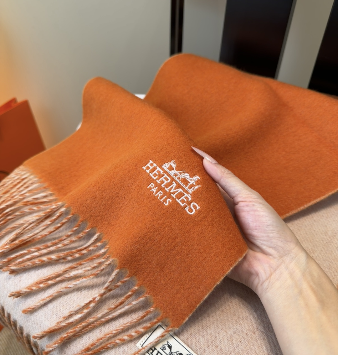 2025年Hermes · 爱马仕，难得一见的温柔配色，低调又不失优雅❗️】重点推荐❗️双边配色，一条围