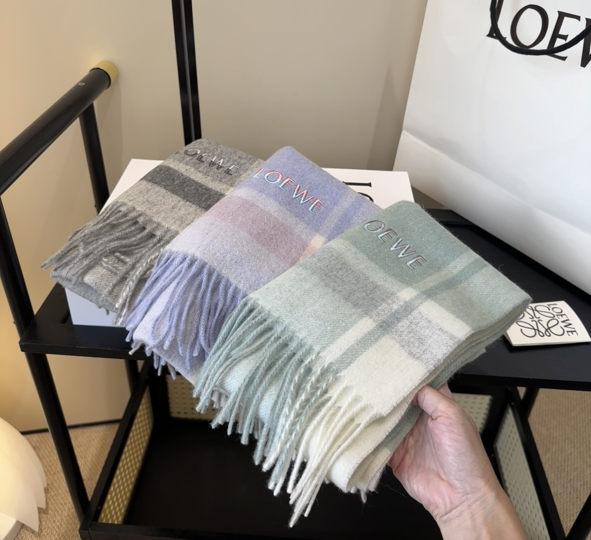 太美了😍罗意威 情侣款 美到要尖叫😱最新款🎊英伦欧美范儿 又是一款即时尚又实用的大围巾&长巾，🎆撞色的颜