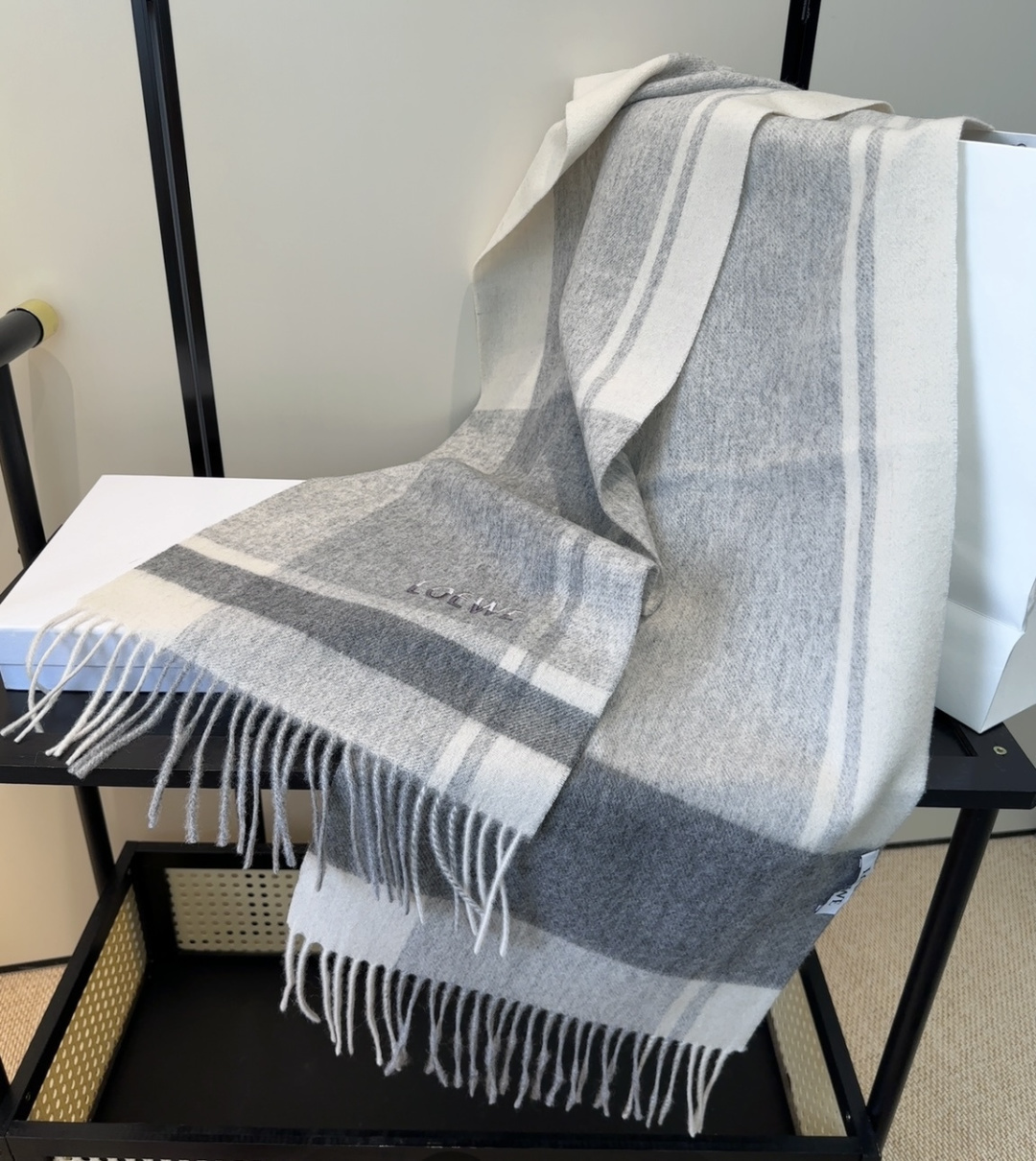 太美了😍罗意威 情侣款 美到要尖叫😱最新款🎊英伦欧美范儿 又是一款即时尚又实用的大围巾&长巾，🎆撞色的颜