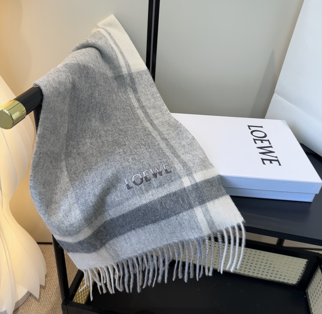 太美了😍罗意威 情侣款 美到要尖叫😱最新款🎊英伦欧美范儿 又是一款即时尚又实用的大围巾&长巾，🎆撞色的颜