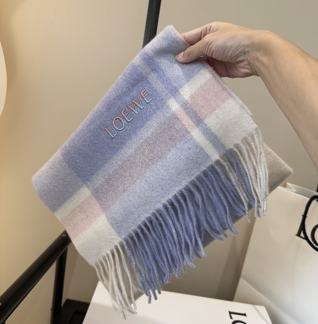 太美了😍罗意威 情侣款 美到要尖叫😱最新款🎊英伦欧美范儿 又是一款即时尚又实用的大围巾&长巾，🎆撞色的颜