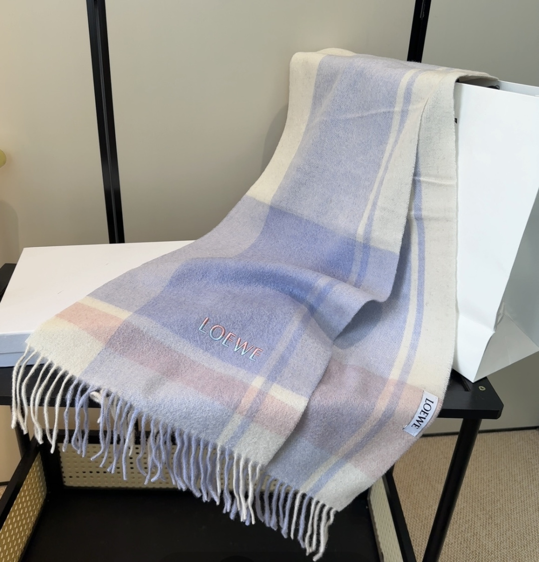 太美了😍罗意威 情侣款 美到要尖叫😱最新款🎊英伦欧美范儿 又是一款即时尚又实用的大围巾&长巾，🎆撞色的颜