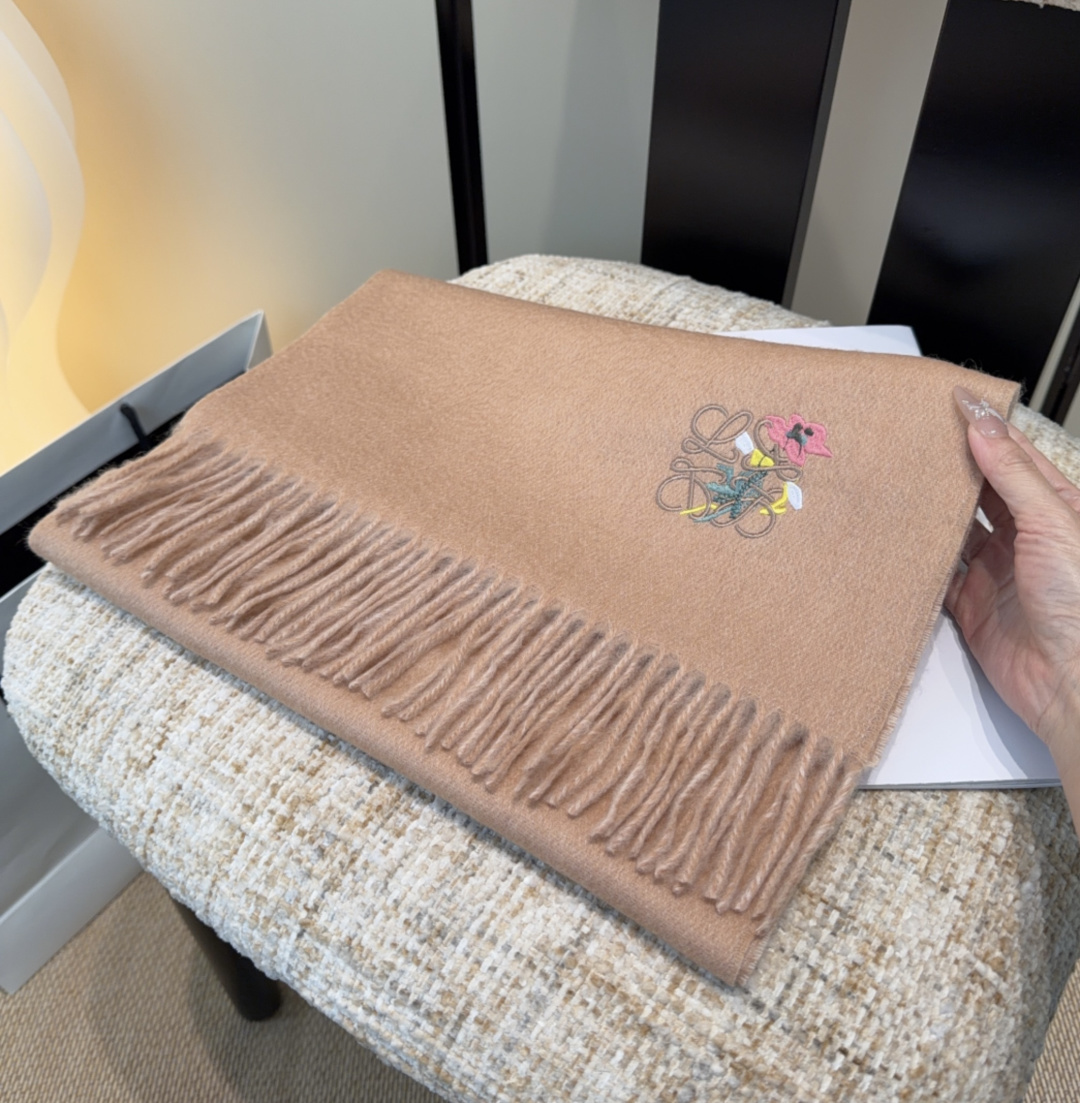 【▪Loewe · 罗意威难得一见的温柔配色，低调又不失优雅❗】重点推荐❗双面配色，一条围巾两种风格搭配