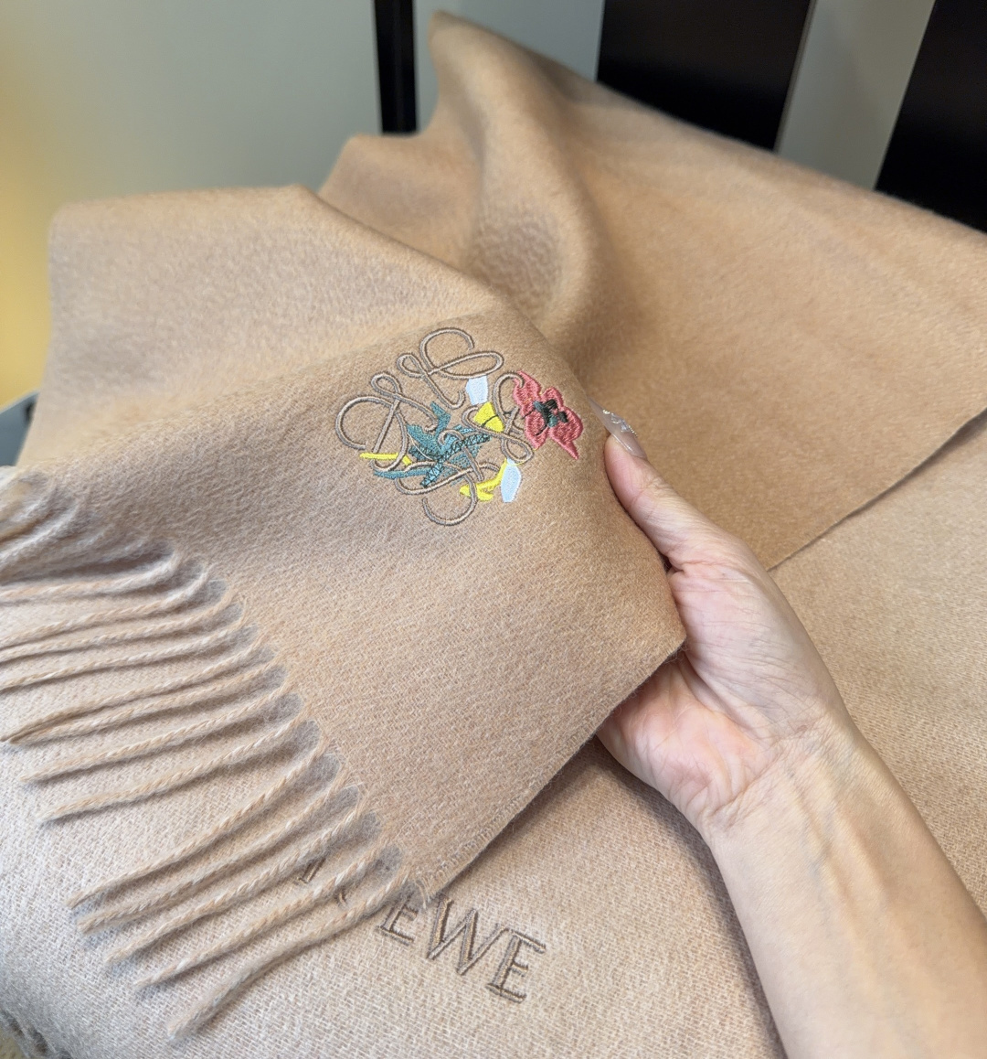 【▪Loewe · 罗意威难得一见的温柔配色，低调又不失优雅❗】重点推荐❗双面配色，一条围巾两种风格搭配