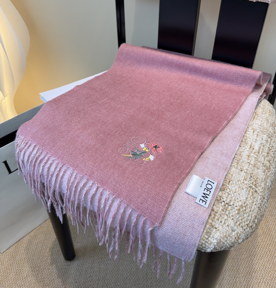 【▪Loewe · 罗意威难得一见的温柔配色，低调又不失优雅❗】重点推荐❗双面配色，一条围巾两种风格搭配