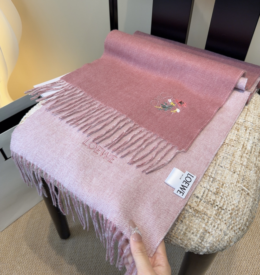 【▪Loewe · 罗意威难得一见的温柔配色，低调又不失优雅❗】重点推荐❗双面配色，一条围巾两种风格搭配