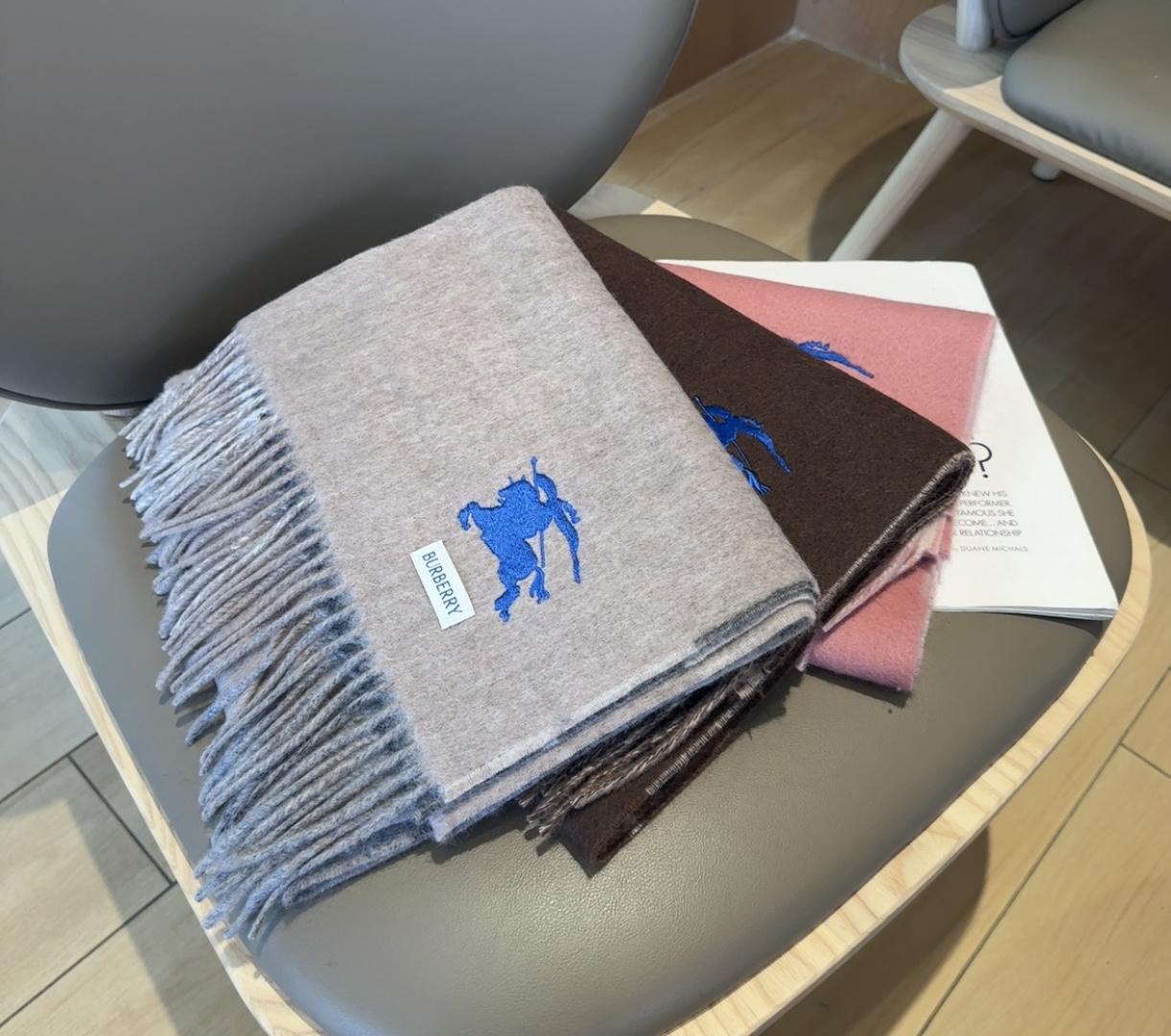 巴宝莉双拼色 双面提花围巾 秋冬最新款 排队买 绝对的上身效果极佳 ，双面羊绒厚实无比，大克重 超级保暖