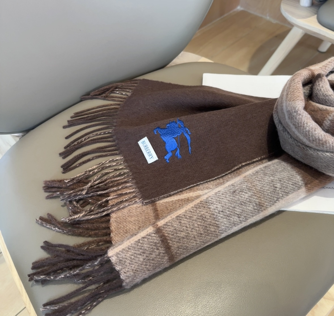 巴宝莉双拼色 双面提花围巾 秋冬最新款 排队买 绝对的上身效果极佳 ，双面羊绒厚实无比，大克重 超级保暖