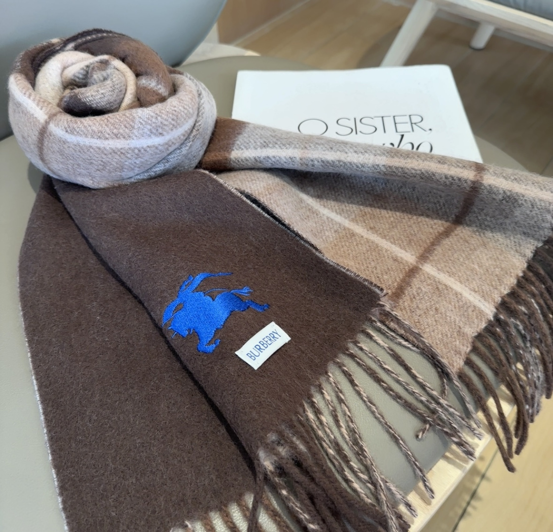 巴宝莉双拼色 双面提花围巾 秋冬最新款 排队买 绝对的上身效果极佳 ，双面羊绒厚实无比，大克重 超级保暖