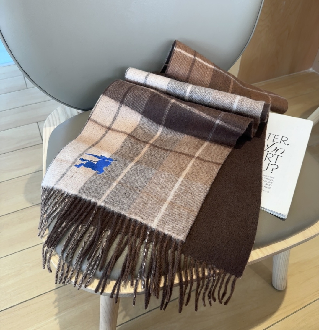 巴宝莉双拼色 双面提花围巾 秋冬最新款 排队买 绝对的上身效果极佳 ，双面羊绒厚实无比，大克重 超级保暖