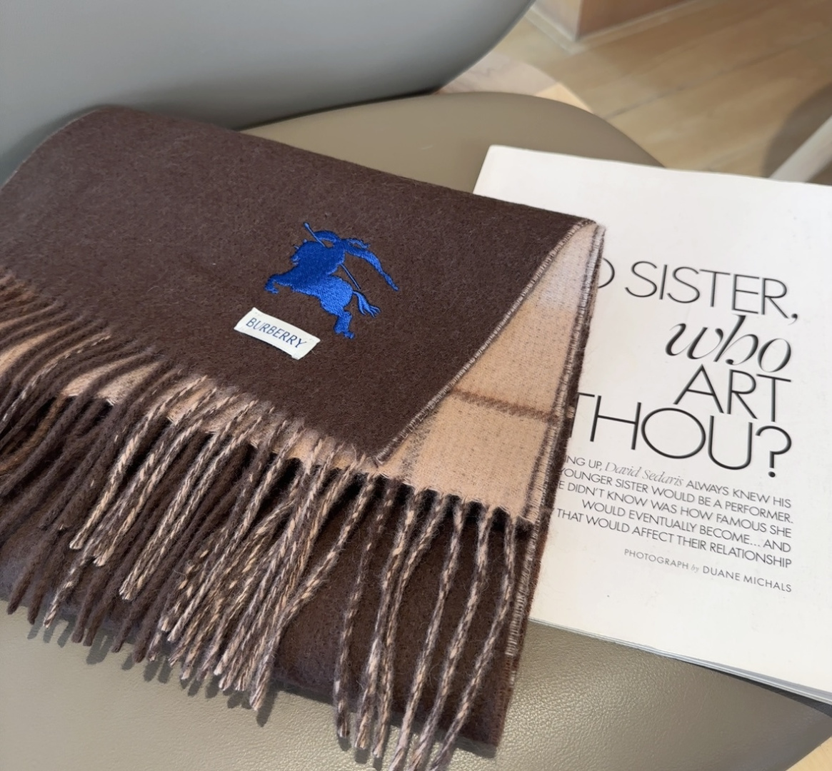 巴宝莉双拼色 双面提花围巾 秋冬最新款 排队买 绝对的上身效果极佳 ，双面羊绒厚实无比，大克重 超级保暖