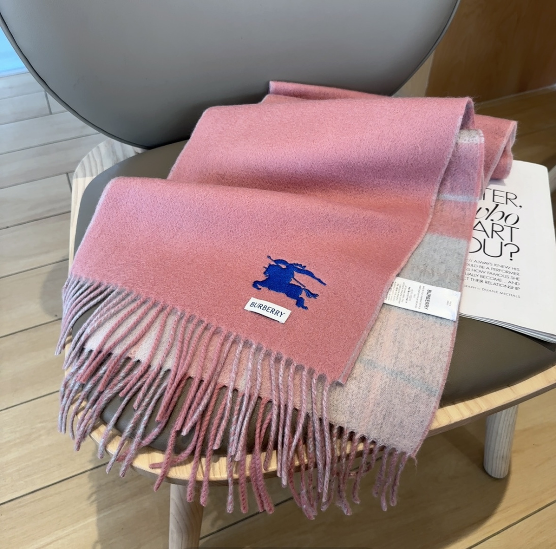 巴宝莉双拼色 双面提花围巾 秋冬最新款 排队买 绝对的上身效果极佳 ，双面羊绒厚实无比，大克重 超级保暖