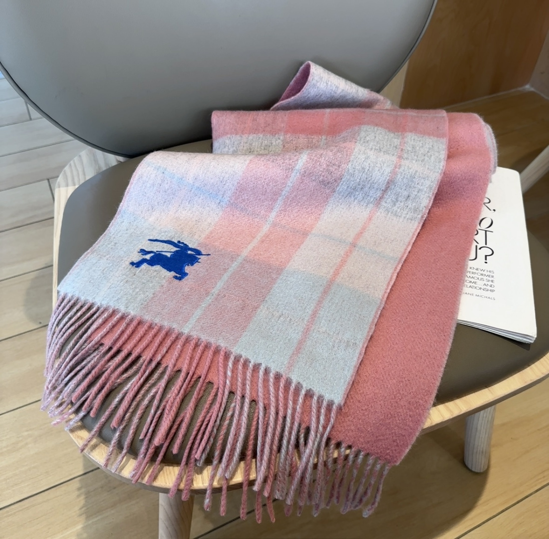 巴宝莉双拼色 双面提花围巾 秋冬最新款 排队买 绝对的上身效果极佳 ，双面羊绒厚实无比，大克重 超级保暖