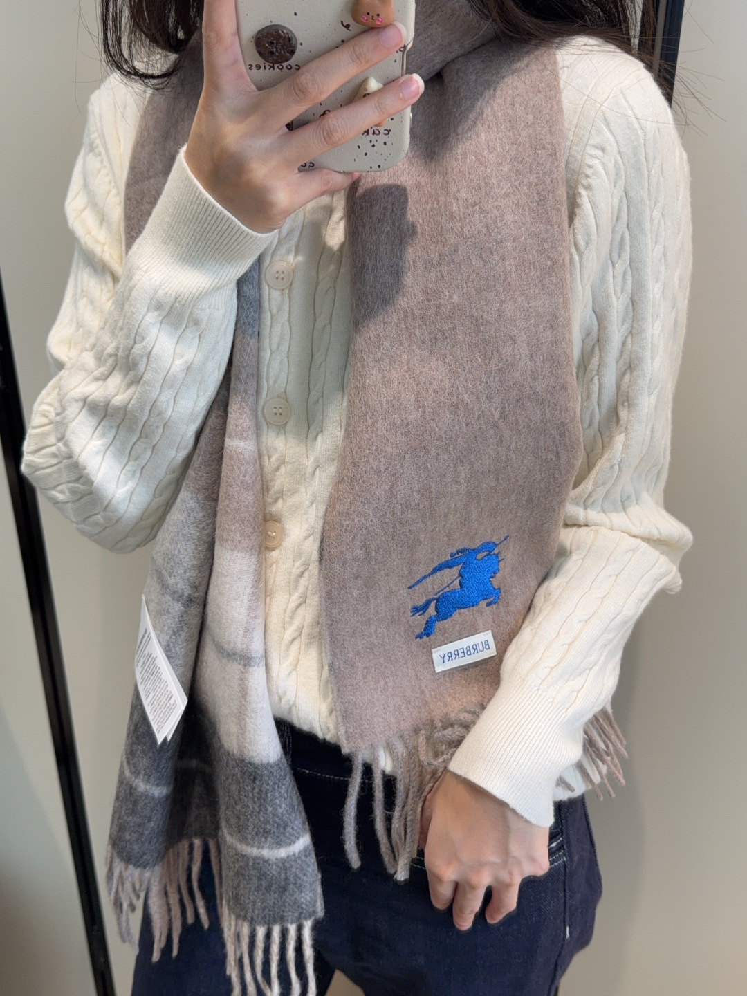 巴宝莉双拼色 双面提花围巾 秋冬最新款 排队买 绝对的上身效果极佳 ，双面羊绒厚实无比，大克重 超级保暖