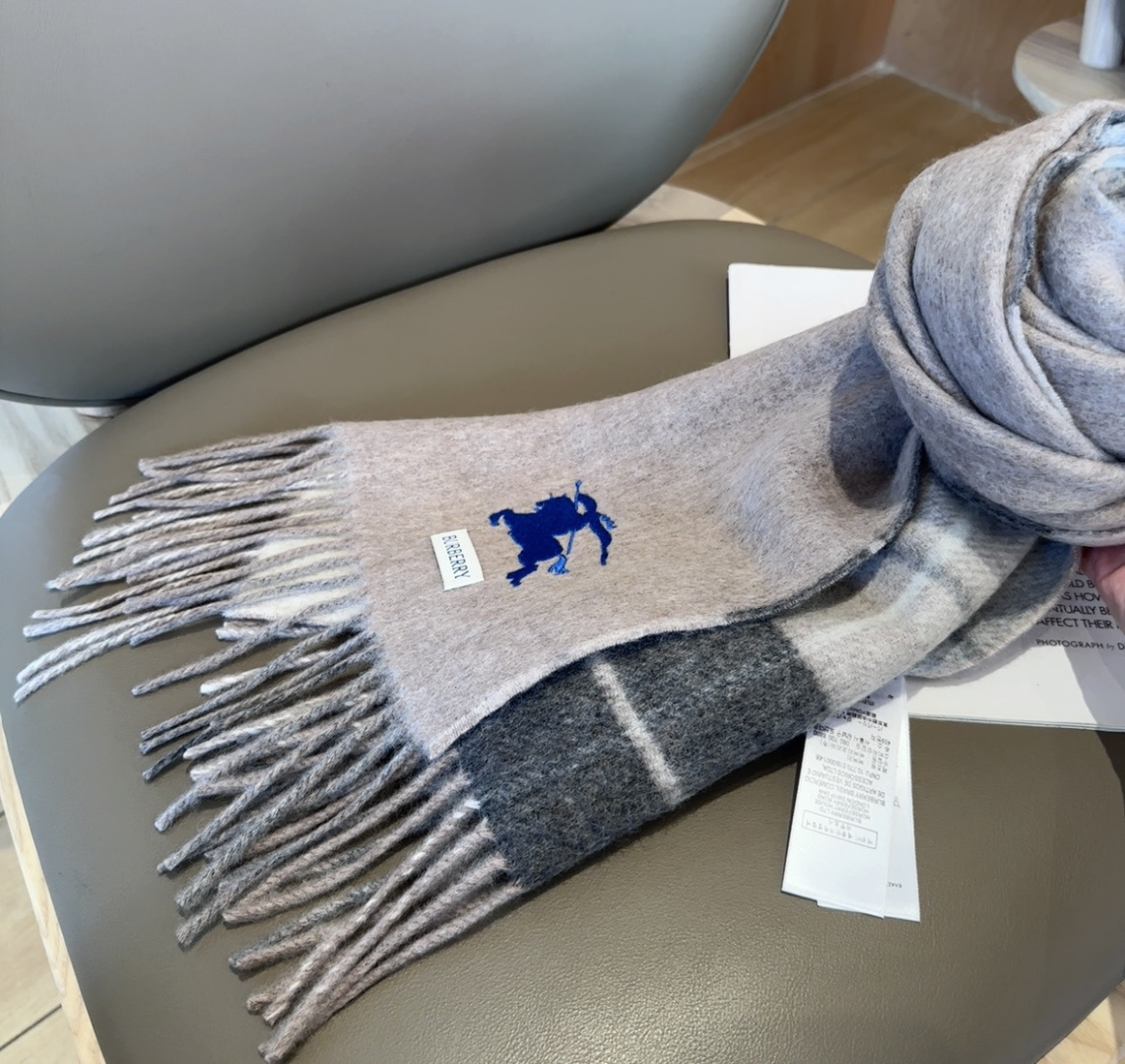 巴宝莉双拼色 双面提花围巾 秋冬最新款 排队买 绝对的上身效果极佳 ，双面羊绒厚实无比，大克重 超级保暖