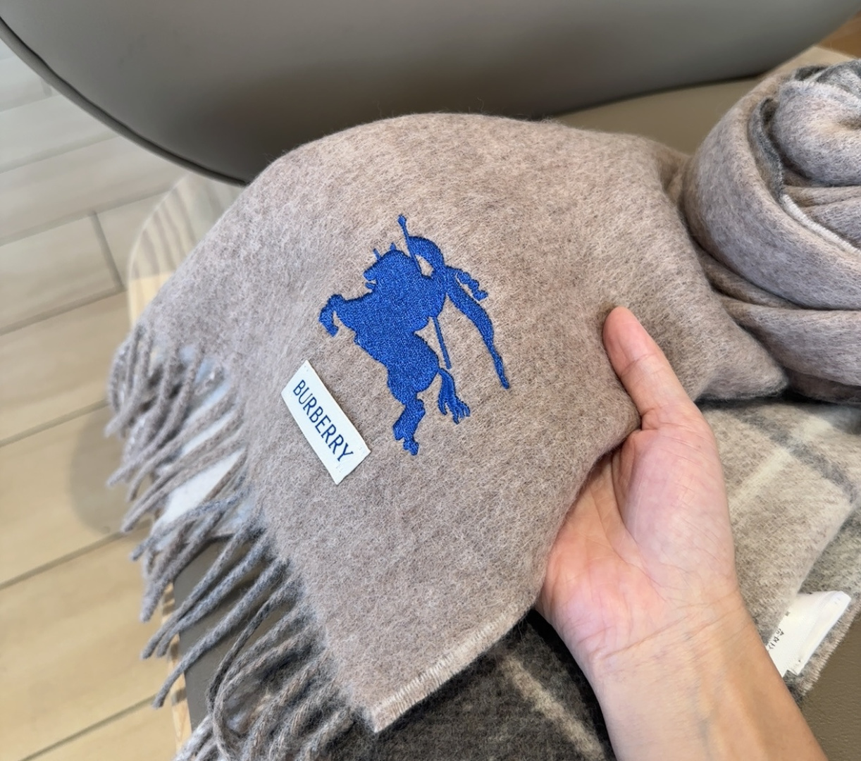 巴宝莉双拼色 双面提花围巾 秋冬最新款 排队买 绝对的上身效果极佳 ，双面羊绒厚实无比，大克重 超级保暖