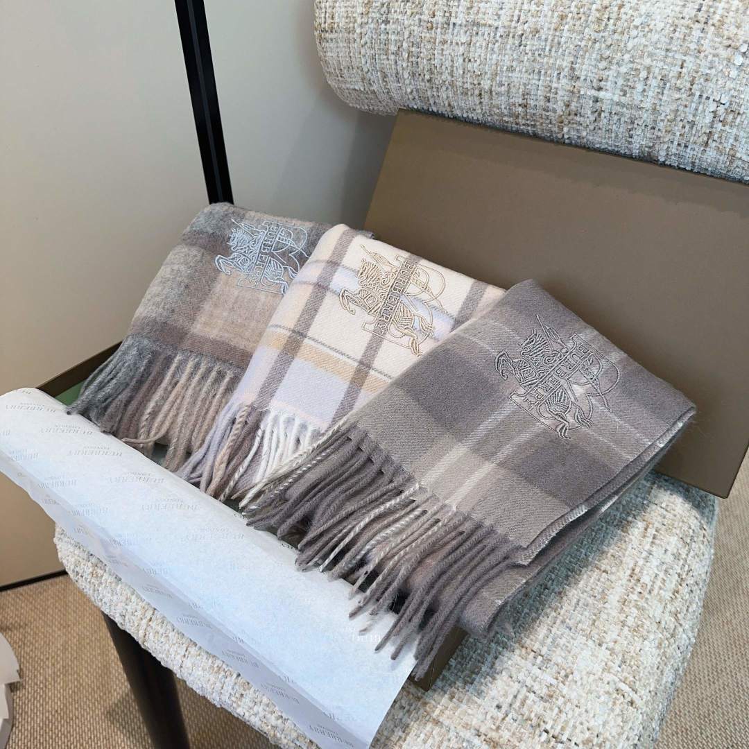 Burberry · 巴宝莉围巾❗️好看的要疯掉了，太有型太有魅力了❗️❗️非常斯文时尚的秋冬单品！真的