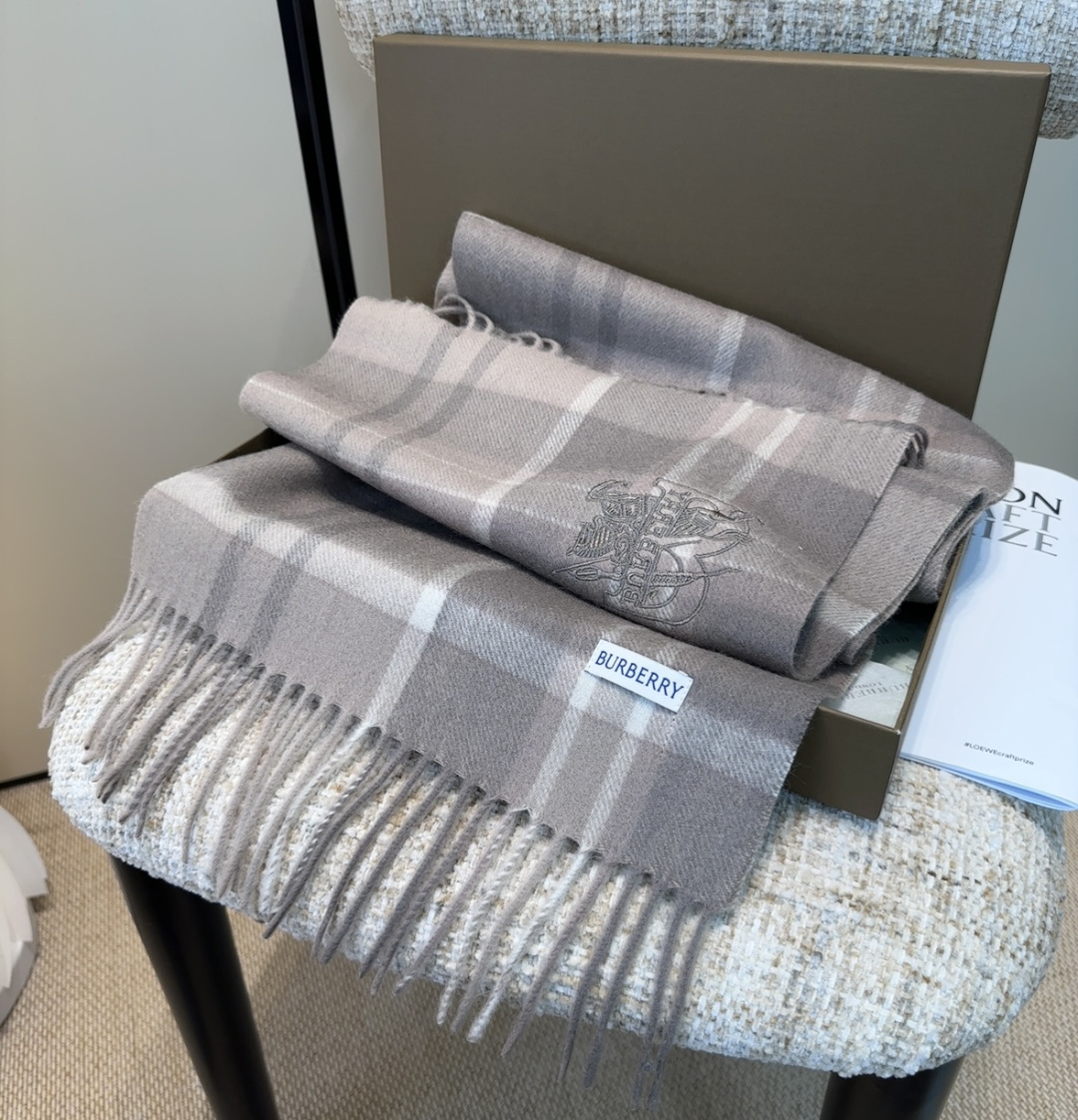 Burberry · 巴宝莉围巾❗️好看的要疯掉了，太有型太有魅力了❗️❗️非常斯文时尚的秋冬单品！真的