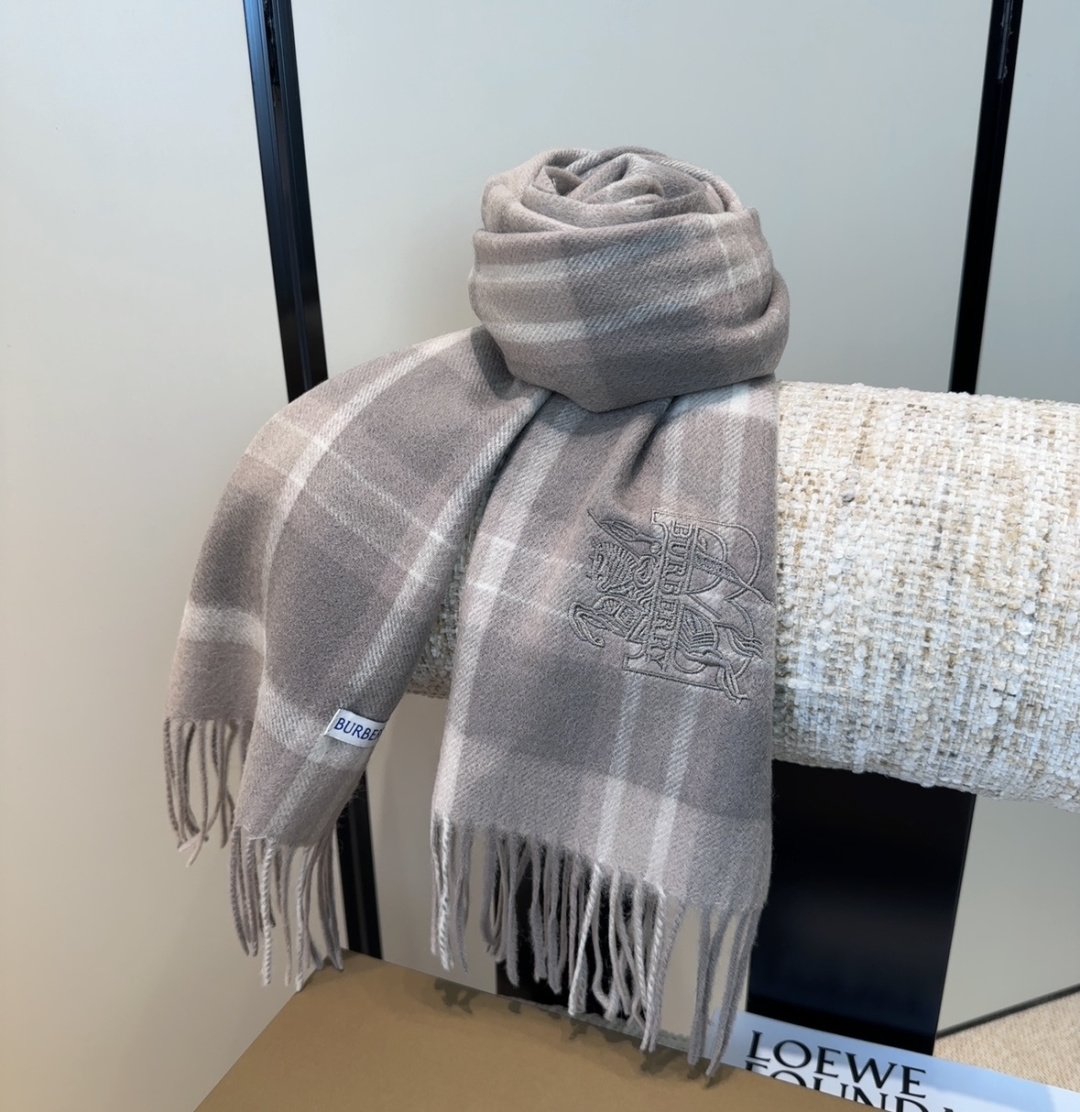 Burberry · 巴宝莉围巾❗️好看的要疯掉了，太有型太有魅力了❗️❗️非常斯文时尚的秋冬单品！真的