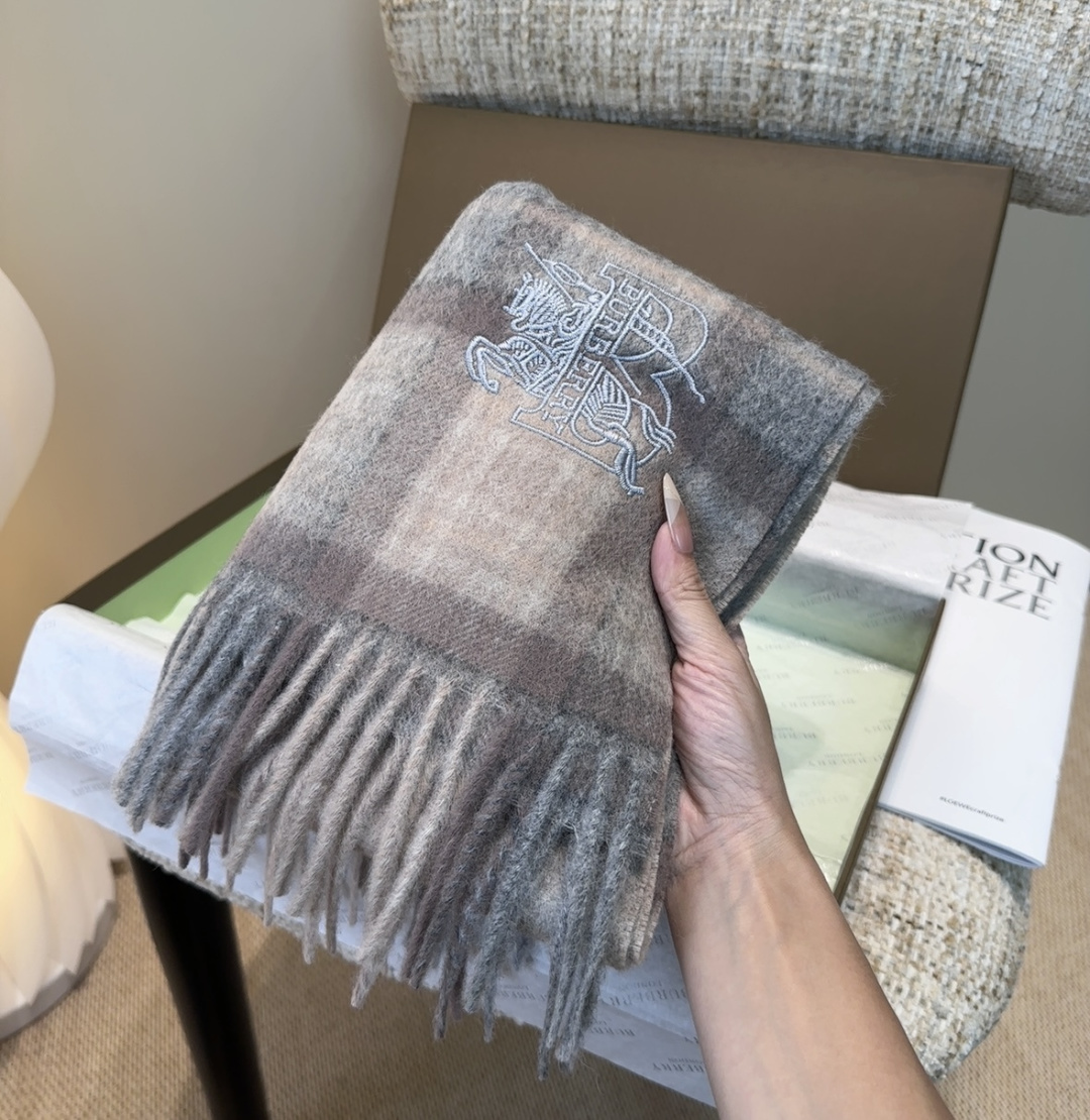 Burberry · 巴宝莉围巾❗️好看的要疯掉了，太有型太有魅力了❗️❗️非常斯文时尚的秋冬单品！真的