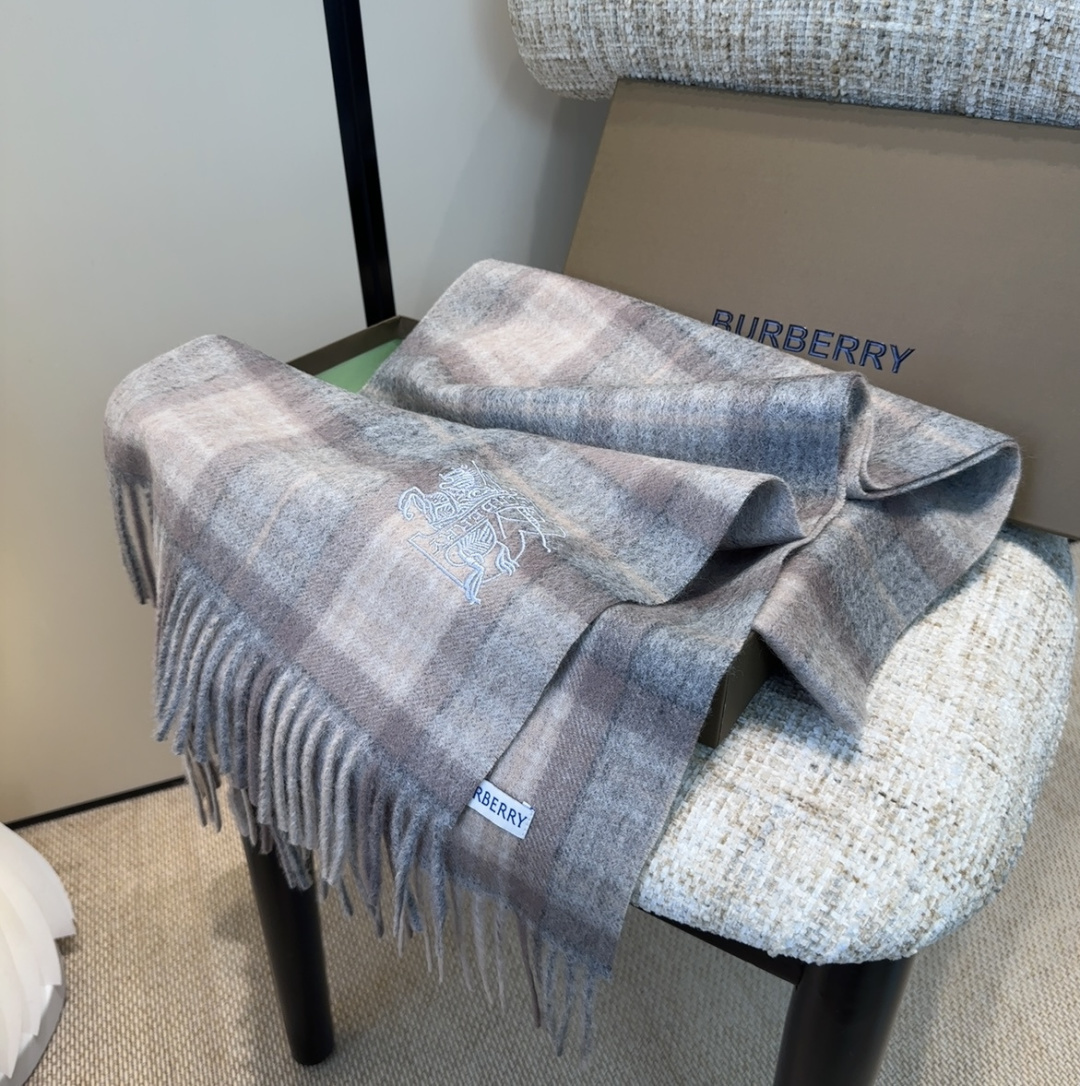 Burberry · 巴宝莉围巾❗️好看的要疯掉了，太有型太有魅力了❗️❗️非常斯文时尚的秋冬单品！真的