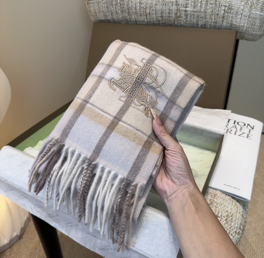 Burberry · 巴宝莉围巾❗️好看的要疯掉了，太有型太有魅力了❗️❗️非常斯文时尚的秋冬单品！真的