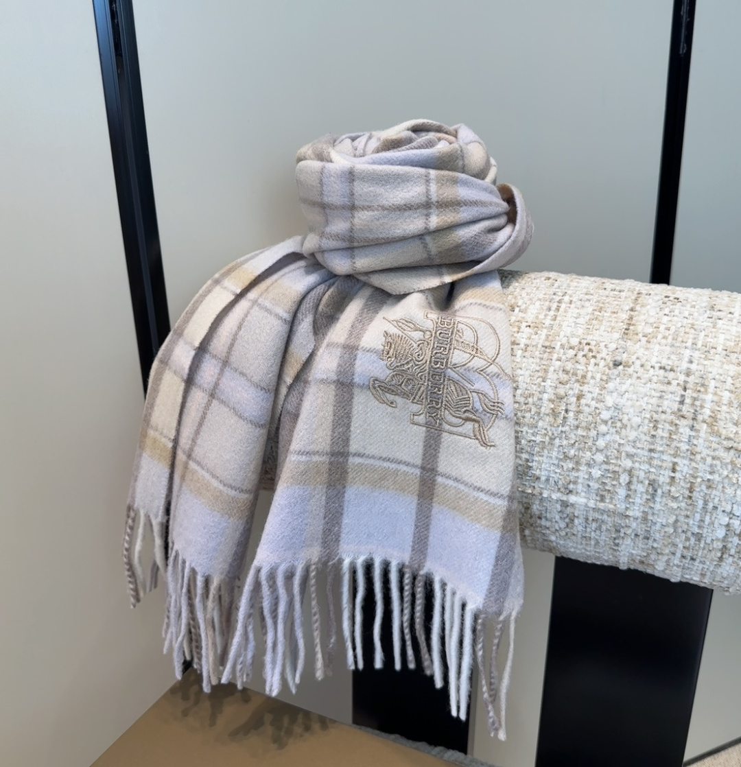 Burberry · 巴宝莉围巾❗️好看的要疯掉了，太有型太有魅力了❗️❗️非常斯文时尚的秋冬单品！真的