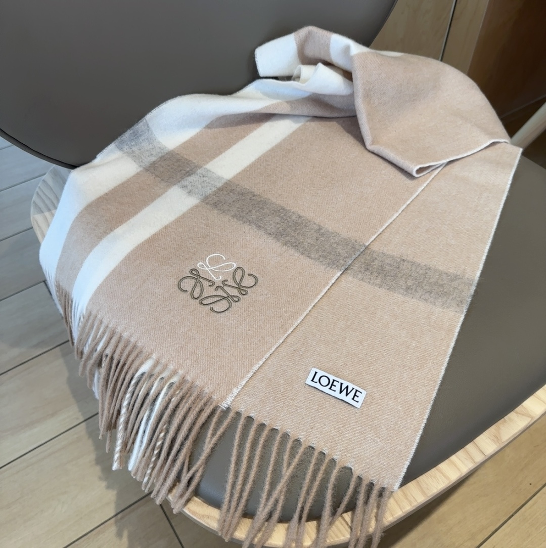 【▪Loewe · 罗意威难得一见的温柔配色，低调又不失优雅❗】重点推荐❗双面配色，一条围巾两种风格搭配
