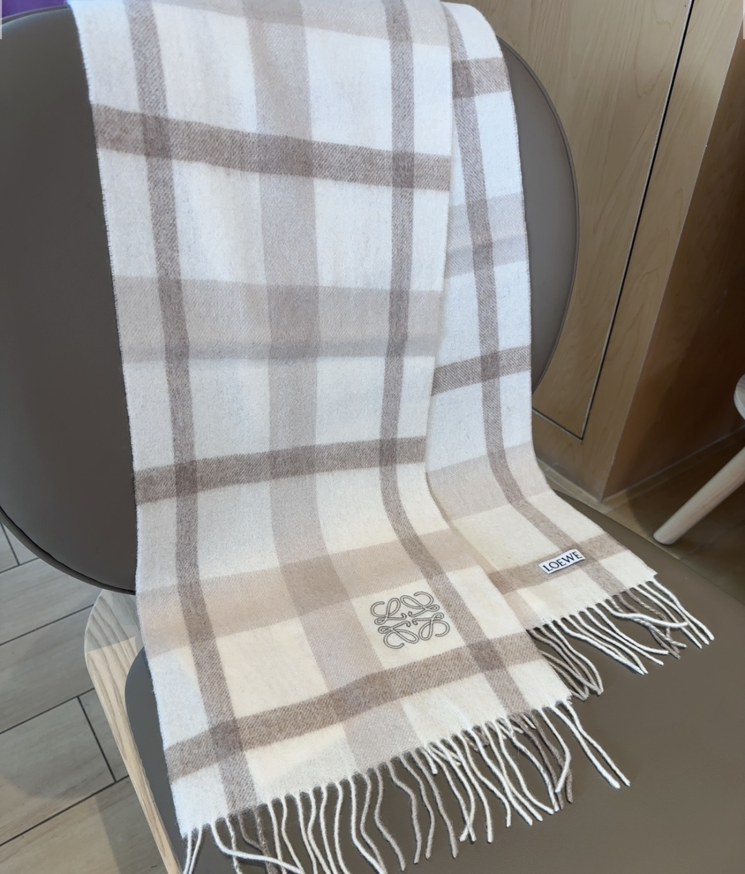 【▪Loewe · 罗意威难得一见的温柔配色，低调又不失优雅❗】重点推荐❗双面配色，一条围巾两种风格搭配