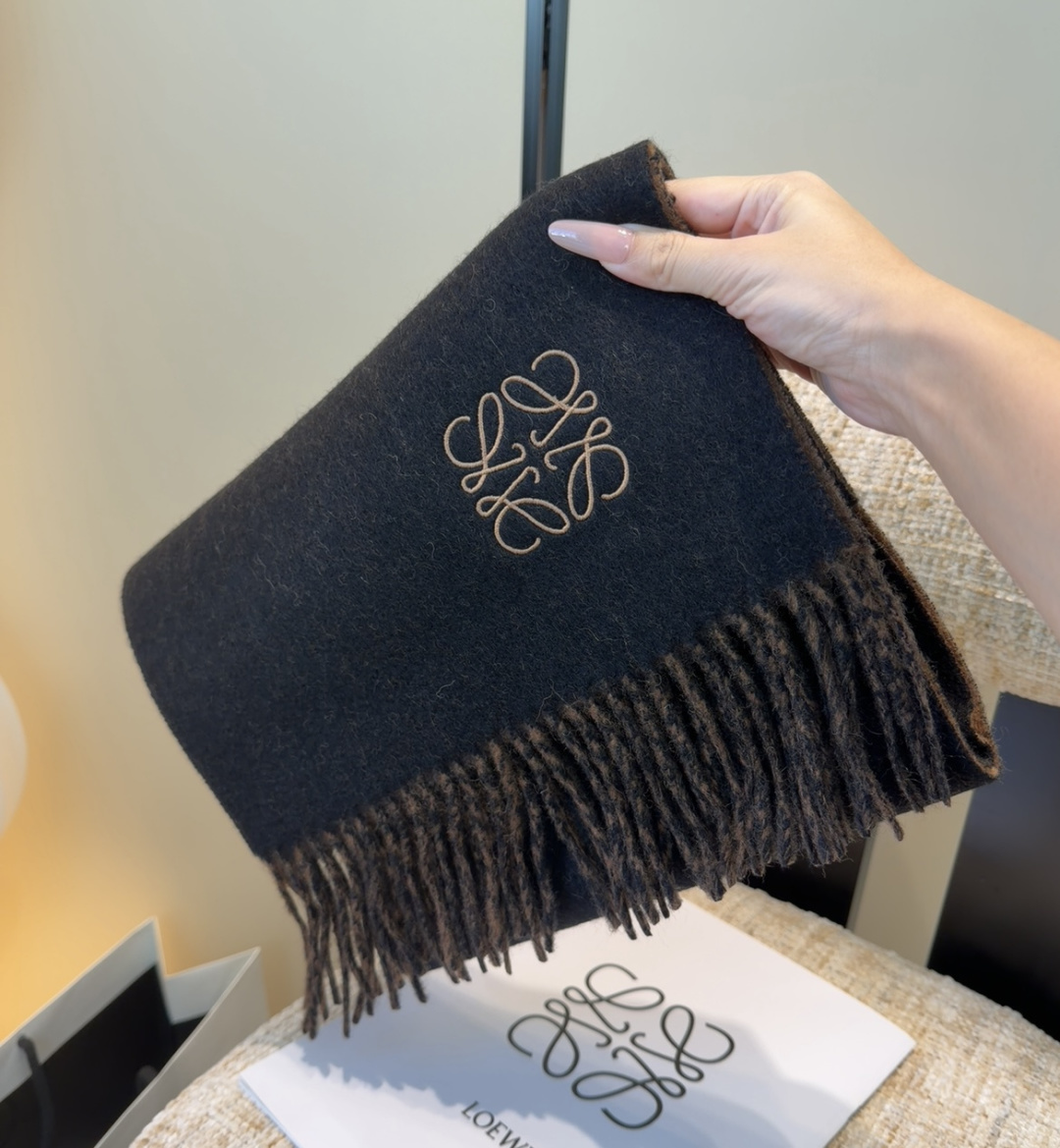 罗意威情侣款 美到要尖叫😱最新款🎊英伦欧美范儿 又是一款即时尚又实用的大围巾&长巾，🎆撞色的颜色搭配很协