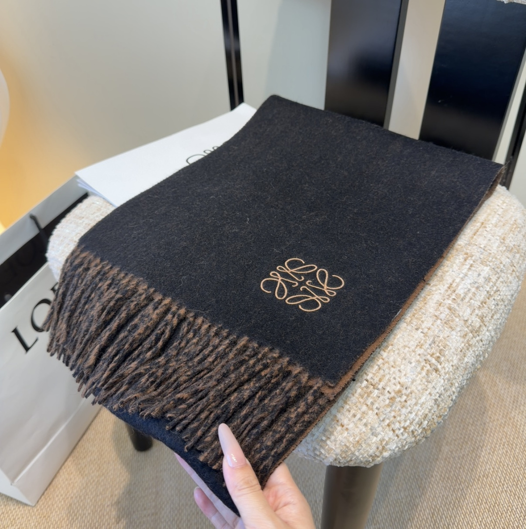 罗意威情侣款 美到要尖叫😱最新款🎊英伦欧美范儿 又是一款即时尚又实用的大围巾&长巾，🎆撞色的颜色搭配很协