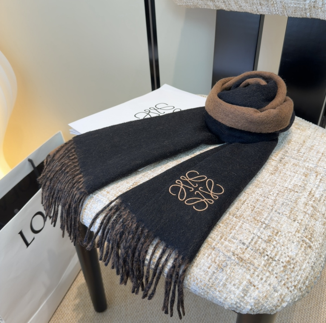 罗意威情侣款 美到要尖叫😱最新款🎊英伦欧美范儿 又是一款即时尚又实用的大围巾&长巾，🎆撞色的颜色搭配很协