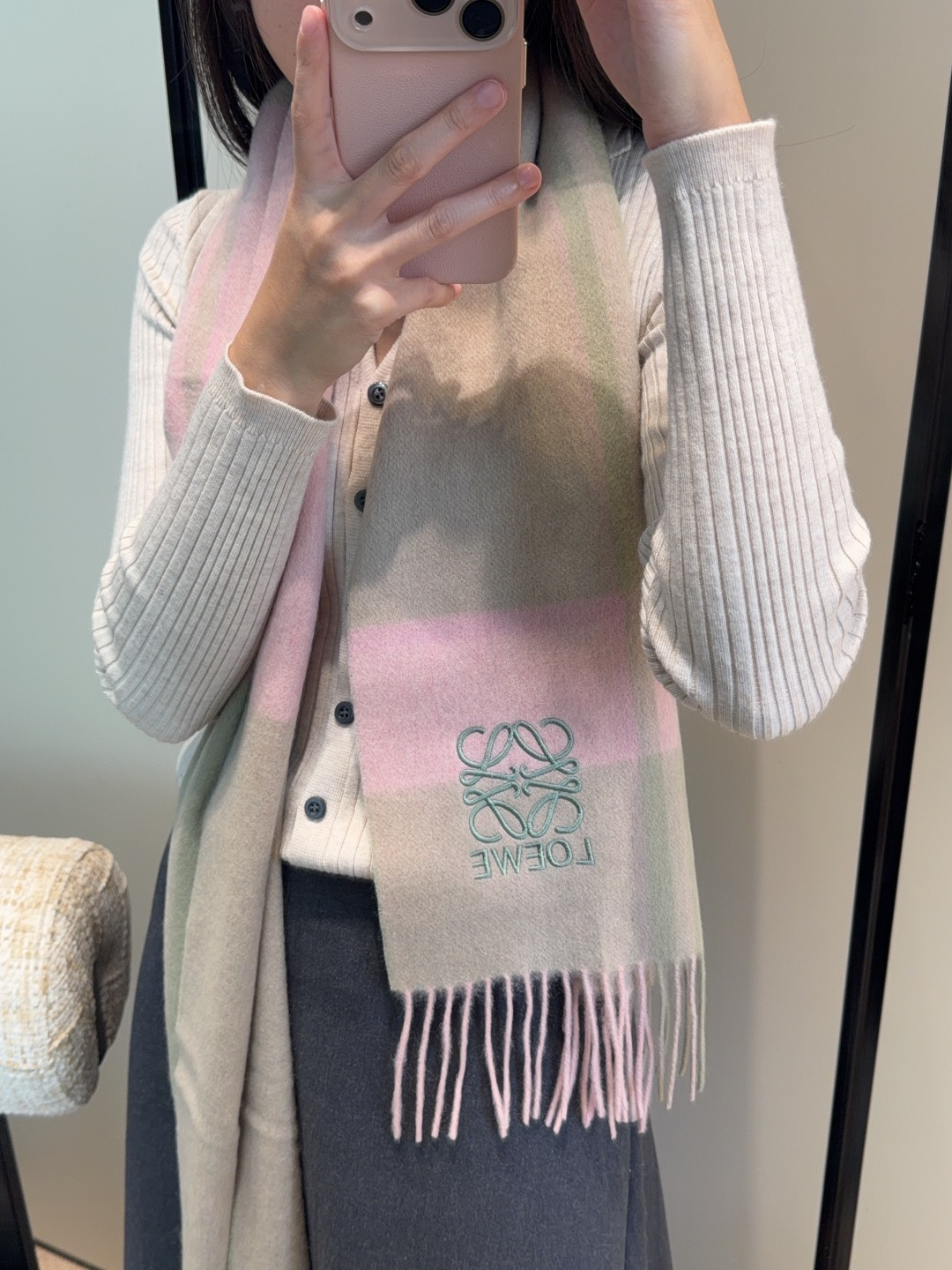 【▪Loewe · 罗意威难得一见的温柔配色，低调又不失优雅❗】重点推荐❗双面配色，一条围巾两种风格搭配