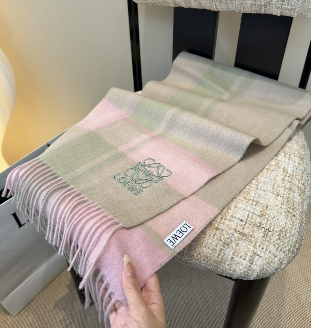 【▪Loewe · 罗意威难得一见的温柔配色，低调又不失优雅❗】重点推荐❗双面配色，一条围巾两种风格搭配