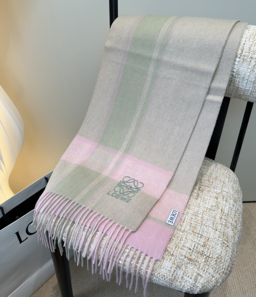 【▪Loewe · 罗意威难得一见的温柔配色，低调又不失优雅❗】重点推荐❗双面配色，一条围巾两种风格搭配