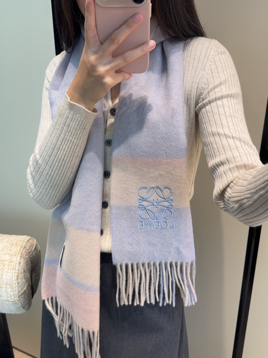 【▪Loewe · 罗意威难得一见的温柔配色，低调又不失优雅❗】重点推荐❗双面配色，一条围巾两种风格搭配