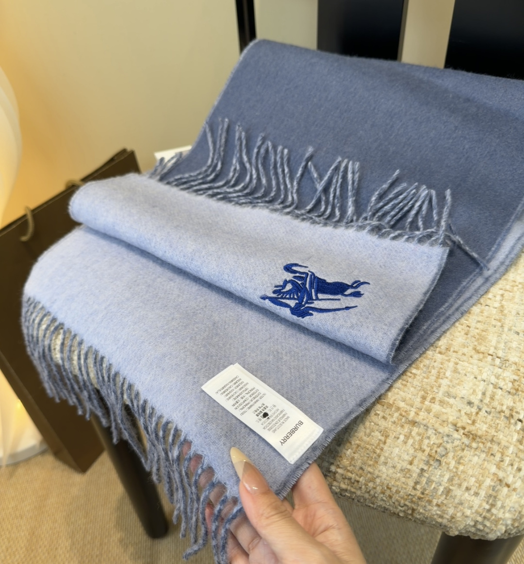 【▪️家属福利来了！！巴宝莉高端重磅男士围巾！】怒赞推荐，激动~！！下手绝对要快，同步专柜，最高端的男士