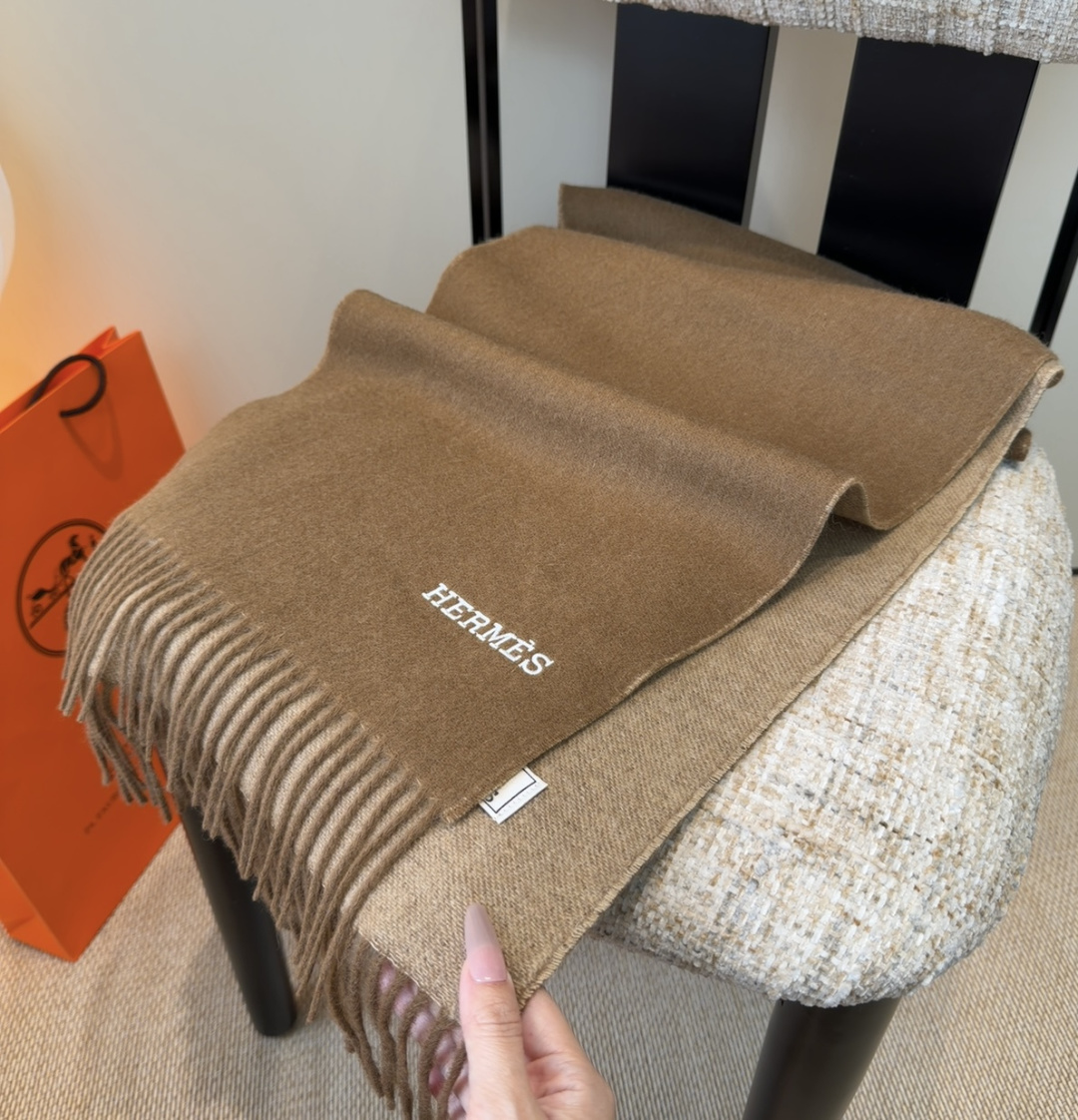 2025年Hermes · 爱马仕，难得一见的温柔配色，低调又不失优雅❗️】重点推荐❗️双边配色，一条围