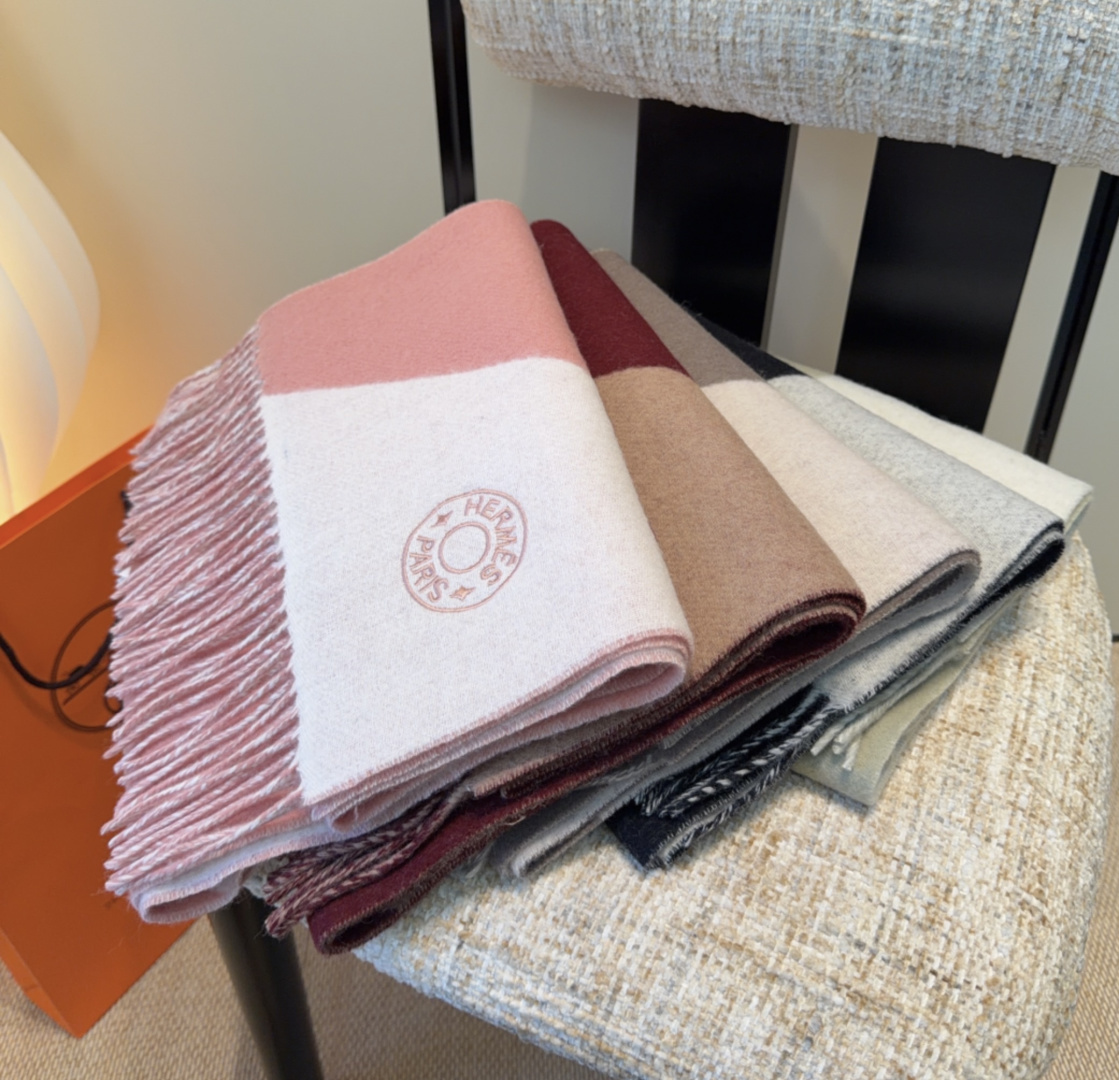 2025年Hermes · 爱马仕，难得一见的温柔配色，低调又不失优雅❗️】重点推荐❗️双边配色，一条围