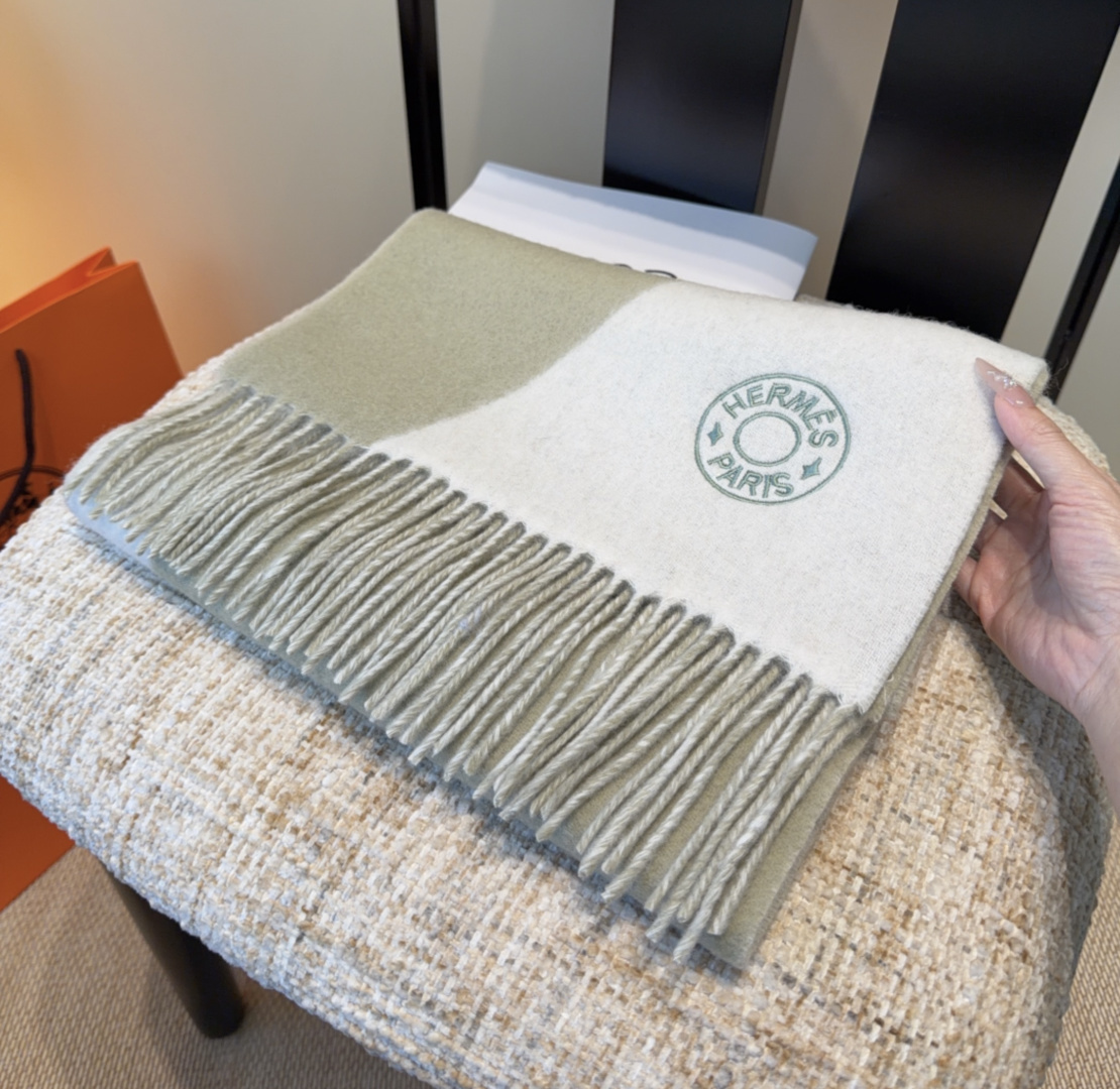 2025年Hermes · 爱马仕，难得一见的温柔配色，低调又不失优雅❗️】重点推荐❗️双边配色，一条围
