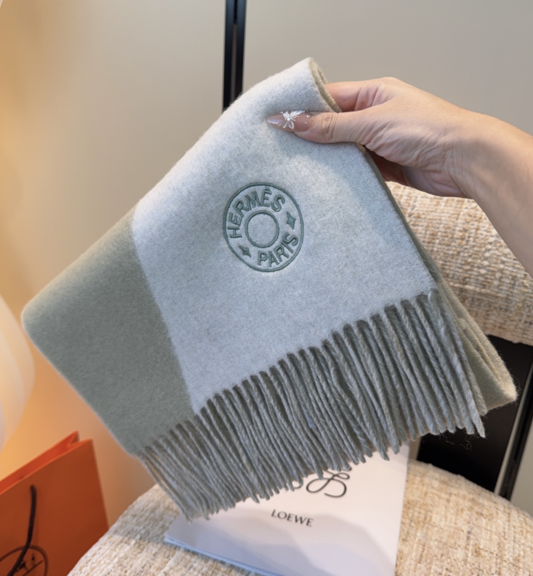 2025年Hermes · 爱马仕，难得一见的温柔配色，低调又不失优雅❗️】重点推荐❗️双边配色，一条围